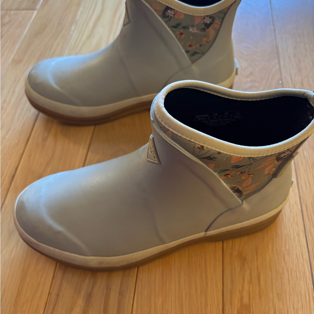 Muck boots Women's Waterproof Short Rain Boots - Light Gray with Floral Accent